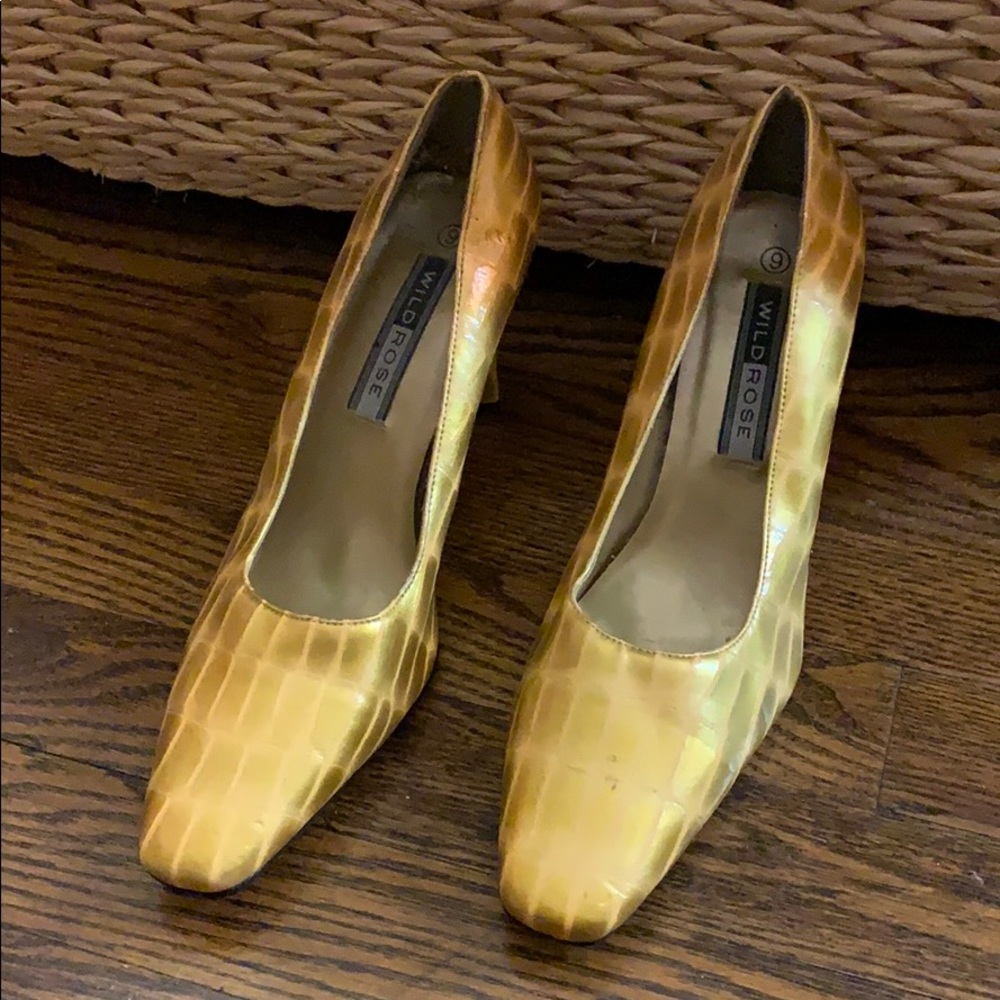 Wild rose size 9 shoe little wear. Mostly storage